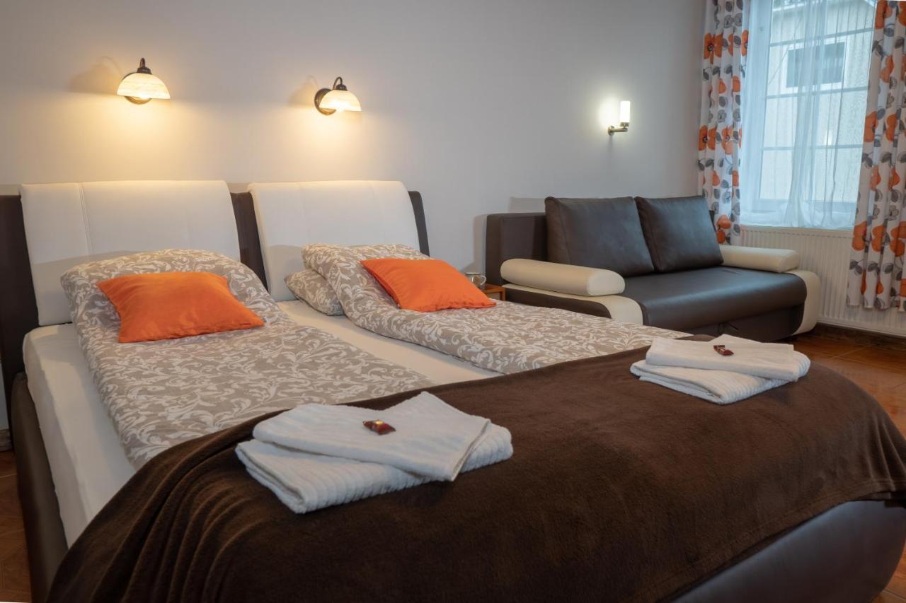 Bed and Breakfast F57 - Franko Csaladi Panzio Balatonlelle Exteriér fotografie