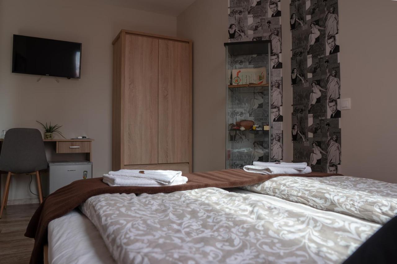 Bed and Breakfast F57 - Franko Csaladi Panzio Balatonlelle Exteriér fotografie