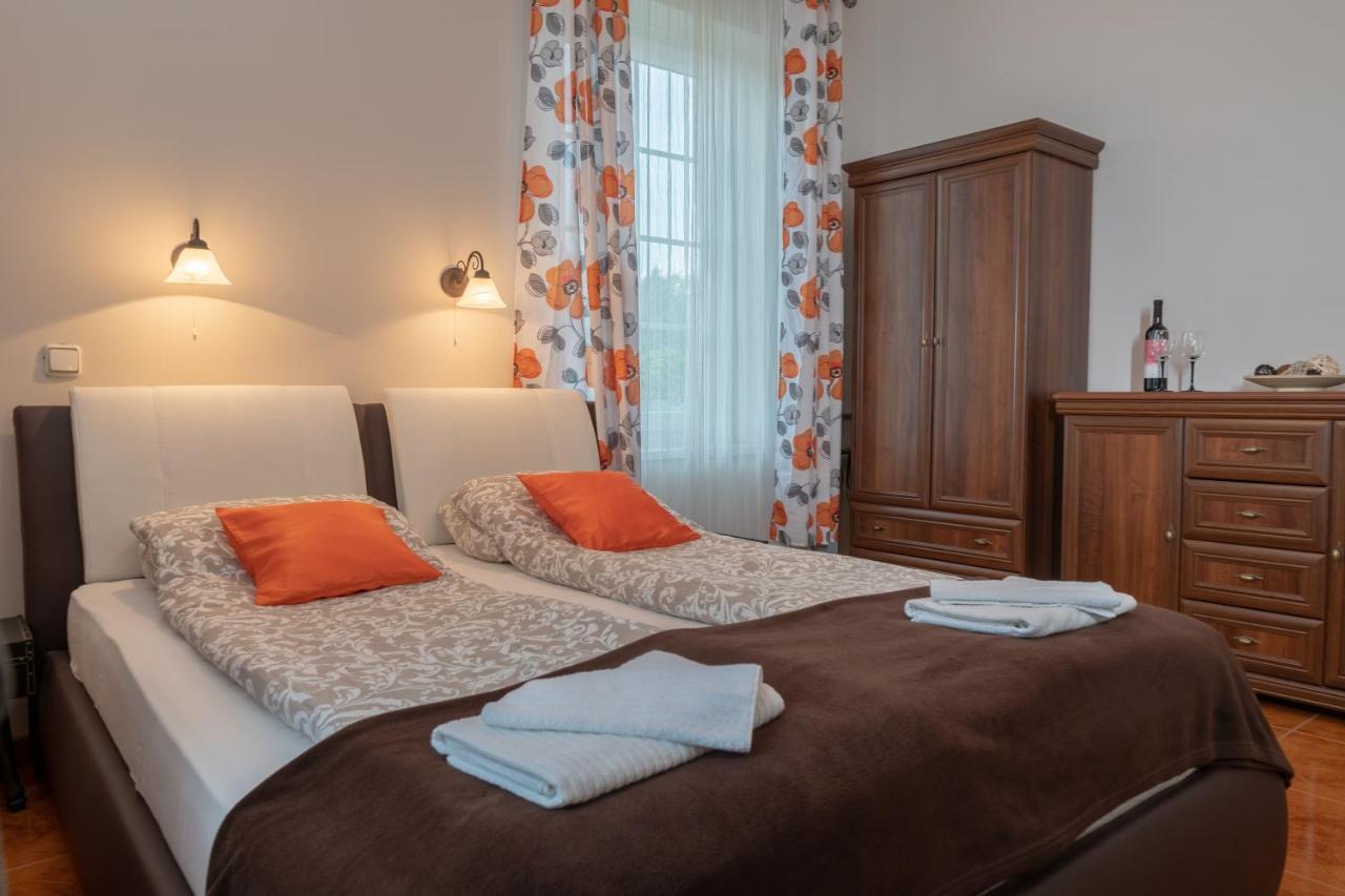 Bed and Breakfast F57 - Franko Csaladi Panzio Balatonlelle Exteriér fotografie